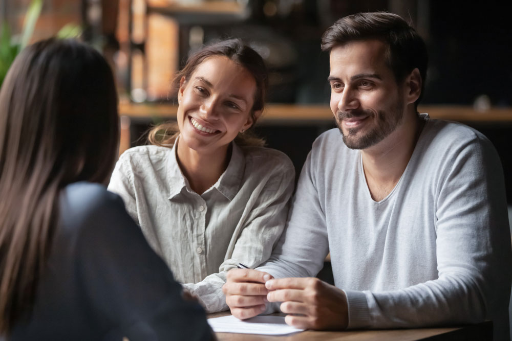couple opening checking account